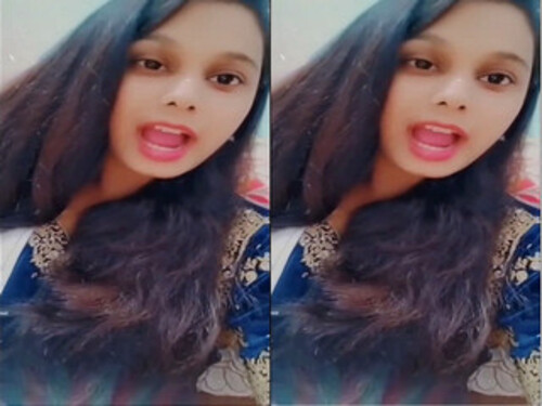 Sexy Indian girl Shows Her Big Boobs