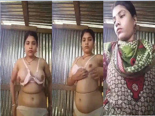 Sexy Indian Bhabhi Shows her Boobs