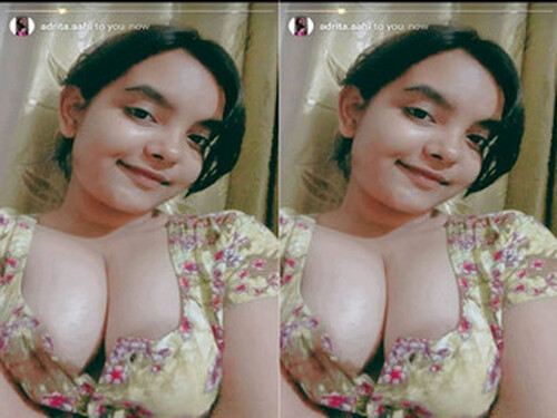 Sexy Indian Girl Shows Boobs