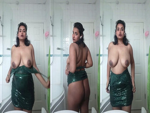 Sexy Indian mall Shows Her Boobs and Ass