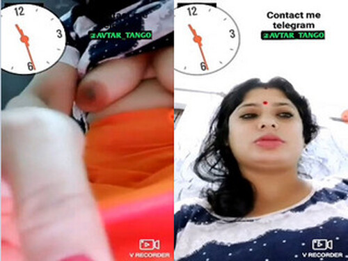 Sexy Indian Bhabhi Shows her Boobs and Pussy