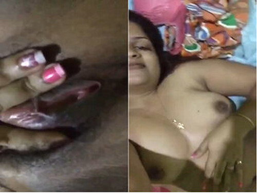 Sexy Indian Mall Shows Her Wet Pussy
