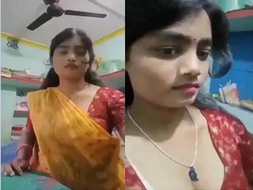 Sexy Indian Bhabhi Showing Her Big Boobs