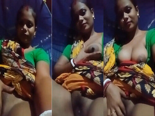 Horny Indian Bhabhi Shows Boobs and Fingering