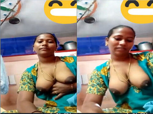Indian Bhabhi Shows her Boobs