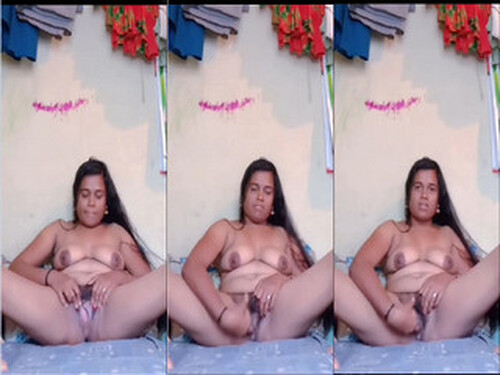 Horny Indian Mall Shows Nude Body and Fingering