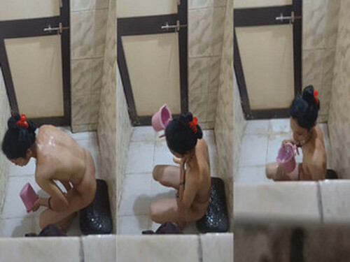 Sexy Indian Bhabhi Bathing Capture
