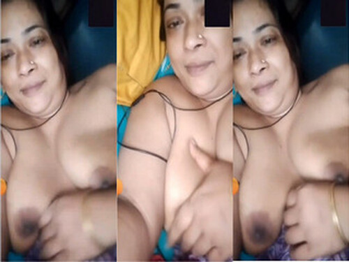 Sexy Indian Bhabhi Shows her Boobs (Updates)