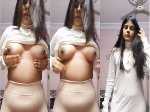 Sexy Indian Girl Shows Boobs