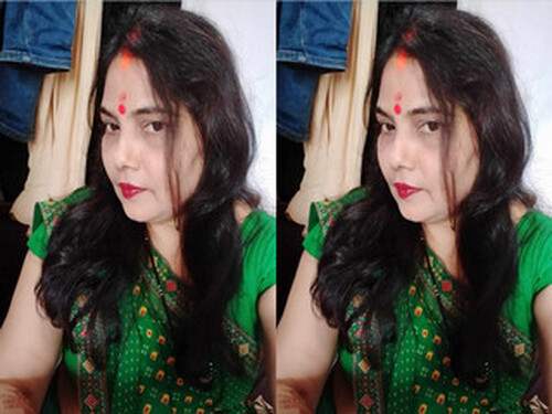 Sexy Indian Bhabhi Shows Pussy On VC