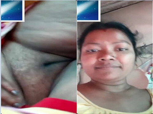 Indian Bhabhi Shows Pussy