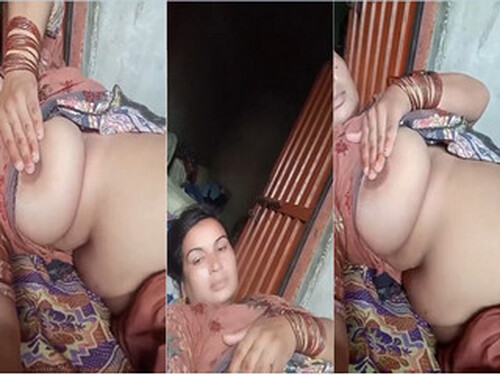 Sexy Indian Bhabhi Shows Boobs