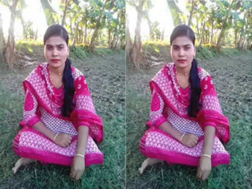 Indian Village Bhabhi Shows Boobs and Pussy part 3