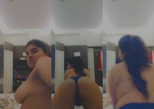 Sexy Indian Mal Shows Her Boobs