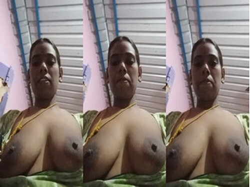 Indian Bhabhi Shows Her Boobs