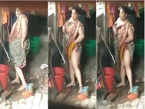 Indian Vlg Bhabhi Bathing Capture