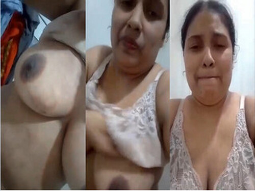 Horny Indian Bhabhi Showing Boobs