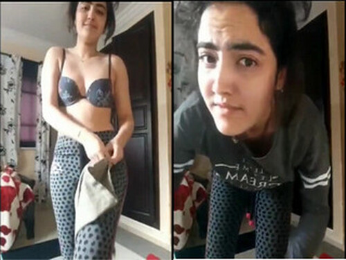 Sexy Indian Girl Striping and Shows Boobs