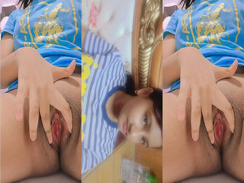 Sexy Indian girl Shows Boobs and Pussy