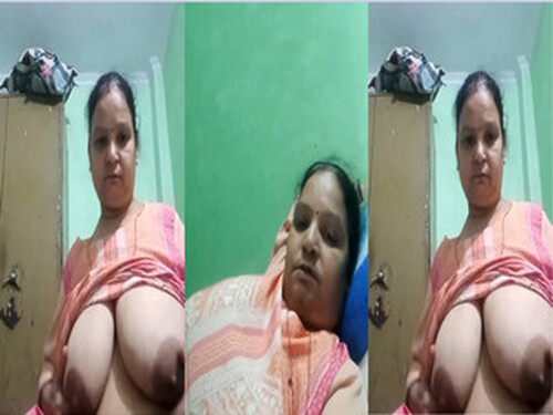 Indian Aunty Shows Big Boobs