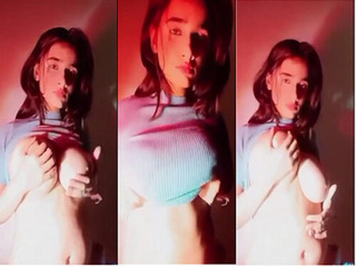 Sexy Indian Girl Shows Boobs