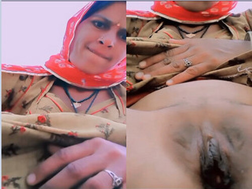Indian Bhabhi Shows Pussy
