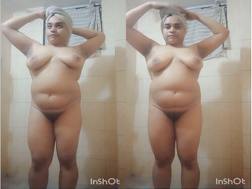 Horny Indian Bhabhi Bathing