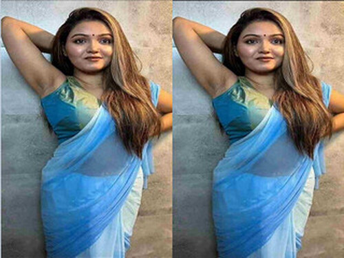 Sexy Indian Mall Shows Boobs