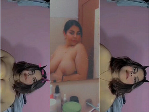 Sexy Indian girl Shows her Big Boobs