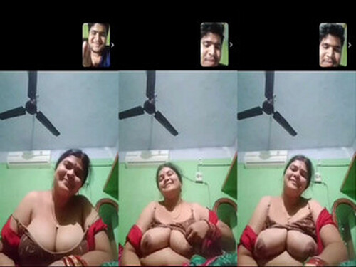 Sexy Indian Bhabhi Shows her Big Boobs On VC