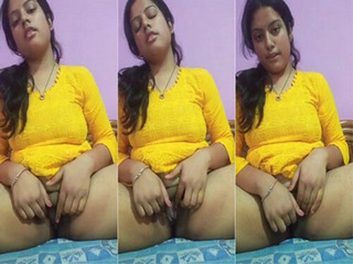Horny Indian Mall Play With Her Pussy