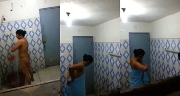 Sexy Indian Bhabhi Bathing Capture