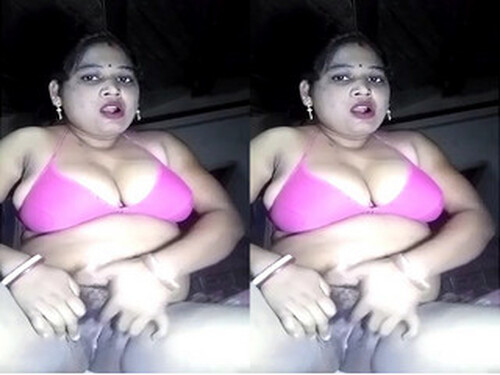 Horny Indian Bhabhi Shows Wet Pussy