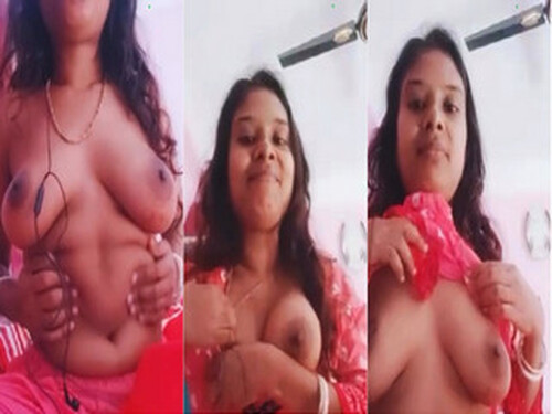 Sexy Indian girl Shows her Boobs