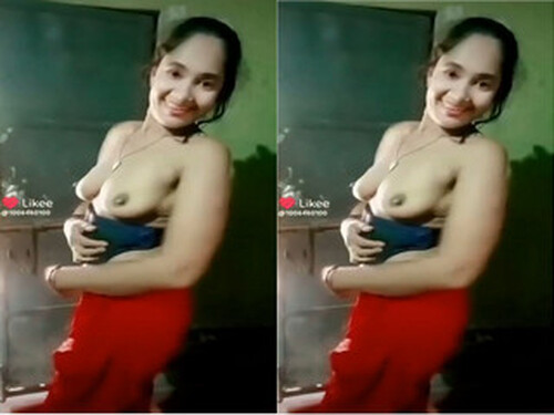 Sexy Indian Bhabhi Shows Boobs