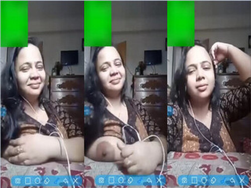 Sexy Indian Bhabhi Shows her Big Boobs