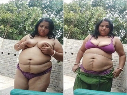Horny Indian Bhabhi Shows her Big Boobs and Pussy