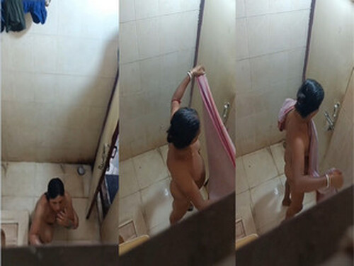Indian Boudi Bathing Capture In Hidden Cam