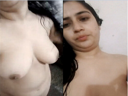 Sexy Paki Girl Shows Her Boobs