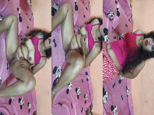 Horny Indian Bhabhi Shows boobs and pussy (Updates)