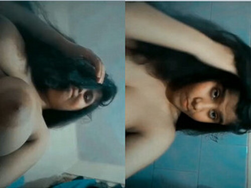 Sexy Indian girl Shows her Boobs