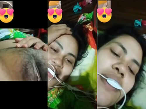 Sexy Indian Bhabhi Shows Pussy