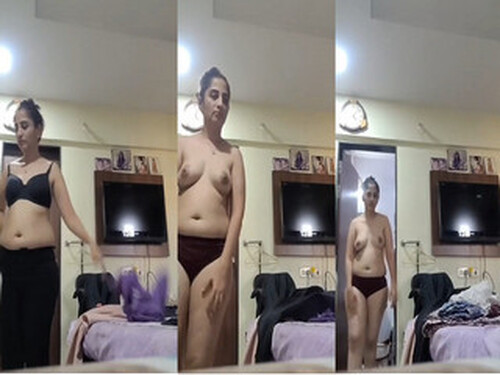 Hot Indian girl Shows her Big Boobs