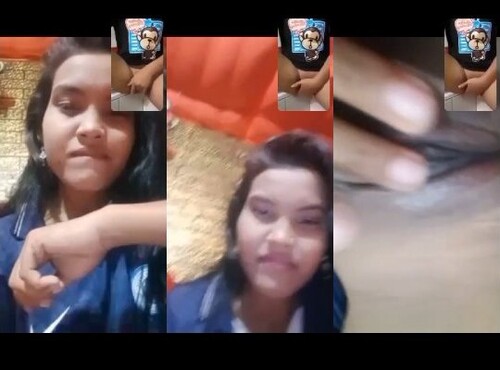 Cute Indian girl Shows Fingering On VC