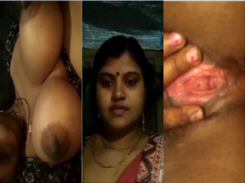 Sexy Indian Bhabhi Shows Her Boobs and Pussy
