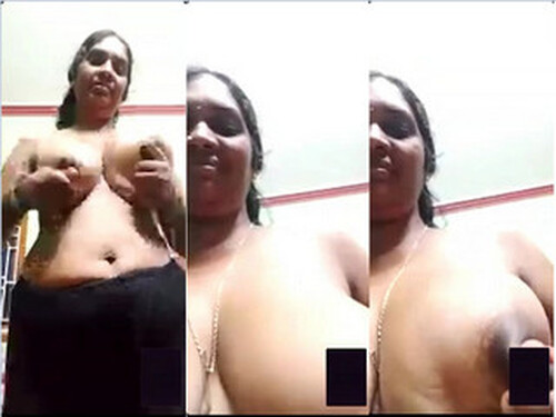Sexy Indian Bhabhi Shows Boobs