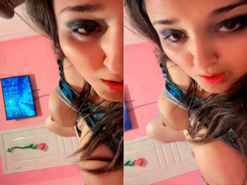 Horny Indian girl Shows Boobs