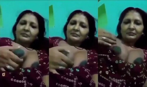 Indian Mature Bhabhi Shows Boobs