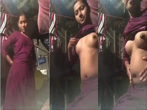 Indian Vlg Girl Shows her Boobs