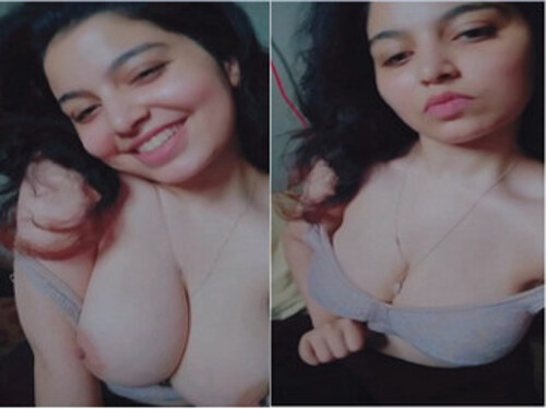 Sexy Indian Girl Shows Her Boobs